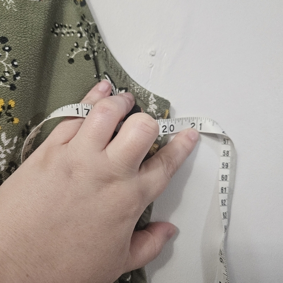 Janetchung Green Floral Tank Top! - Picture 4 of 6